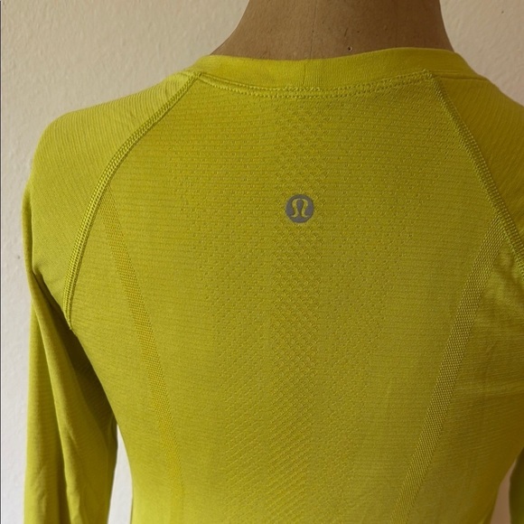Lululemon sz 4 Run Swiftly neon yellow Long Sleeve Top, great pre owned cond - Picture 4 of 6
